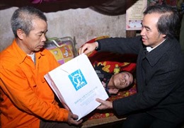 Thông tấn xã Việt Nam tặng quà cho thương binh, nạn nhân da cam 